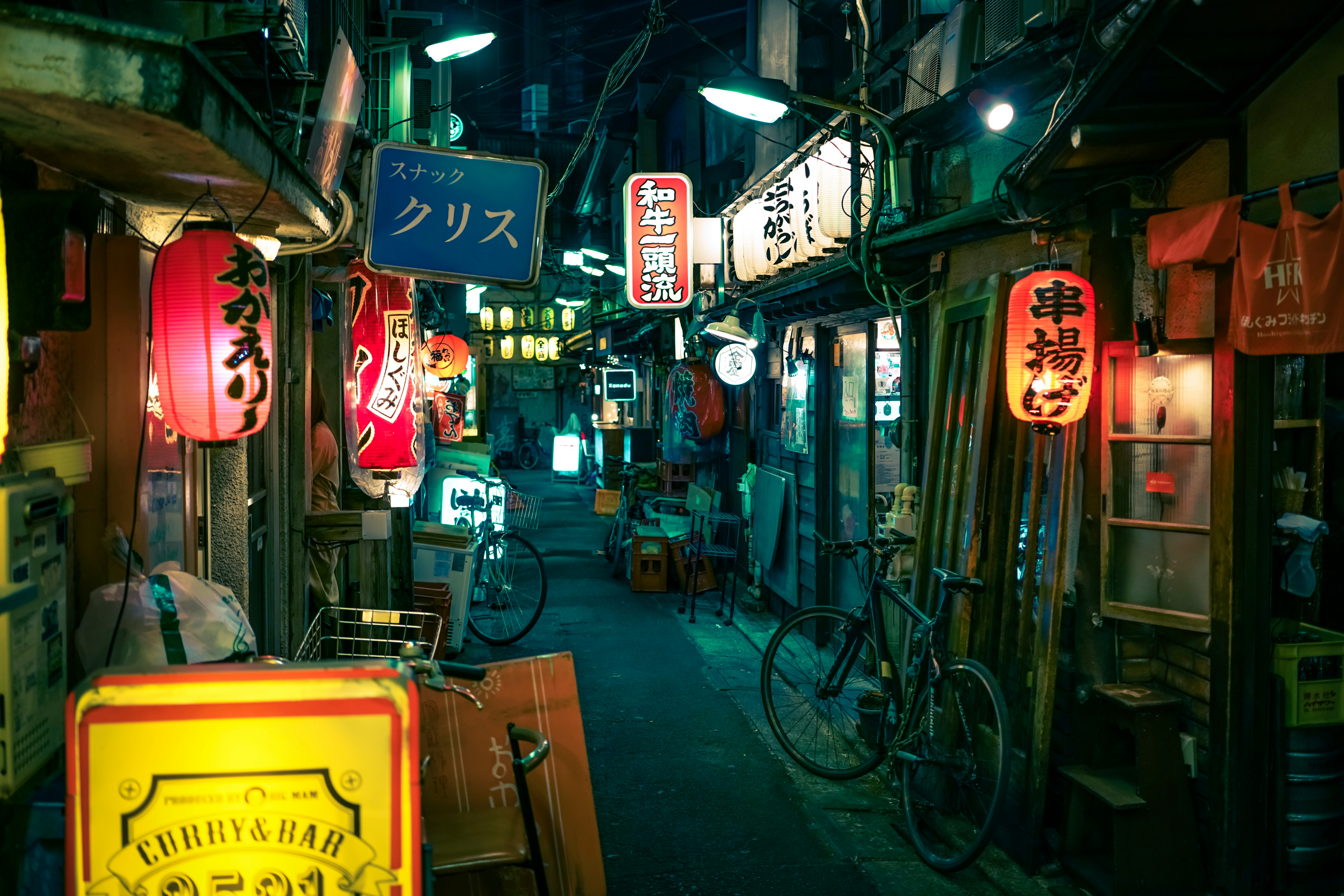 Foto del callejón nocturno en Sangenjaya