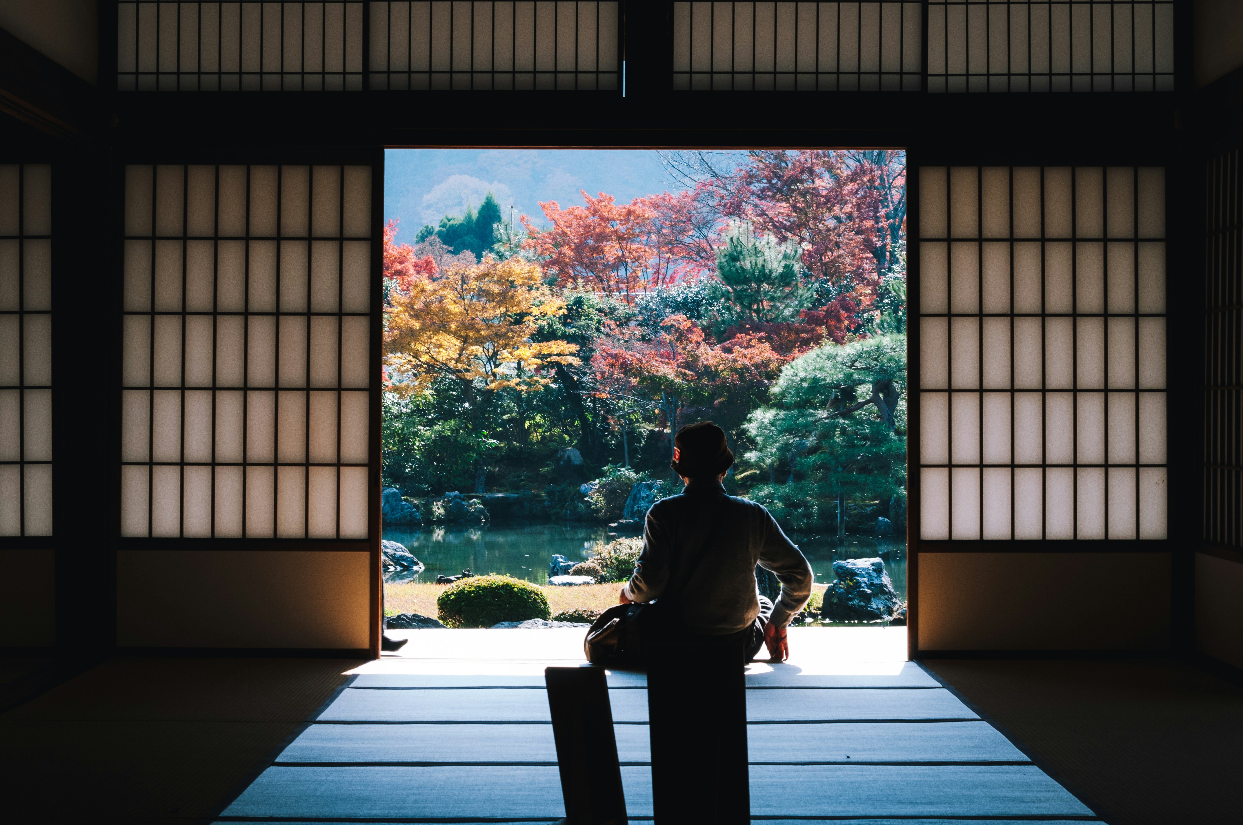 Entrada de un templo japonés visto desde dentro