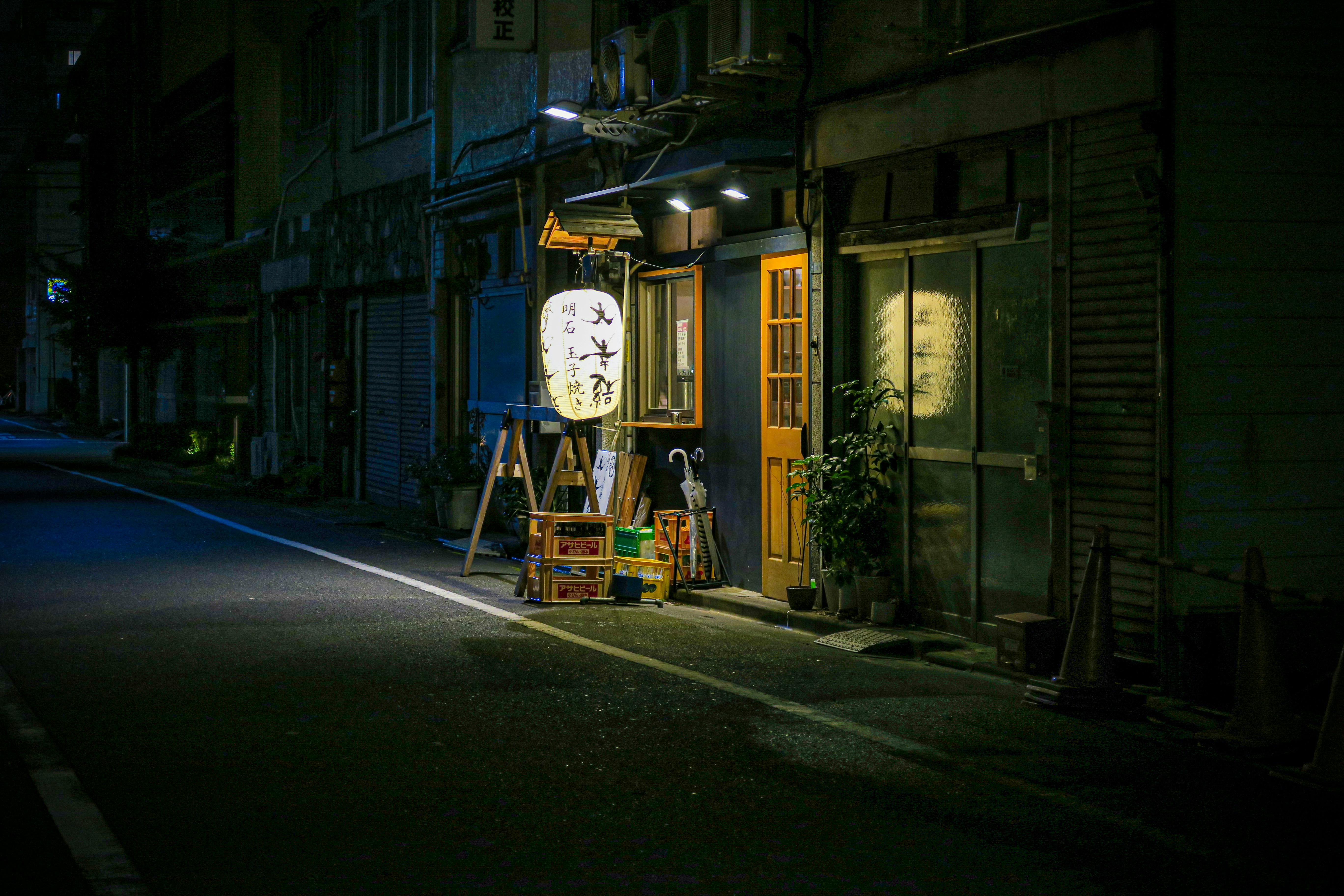 Calle de Japón por la noche, probablemente en una zona como Shinjuku o Shibuya en Tokio, conocida por su vibrante vida nocturna y sus calles iluminadas.