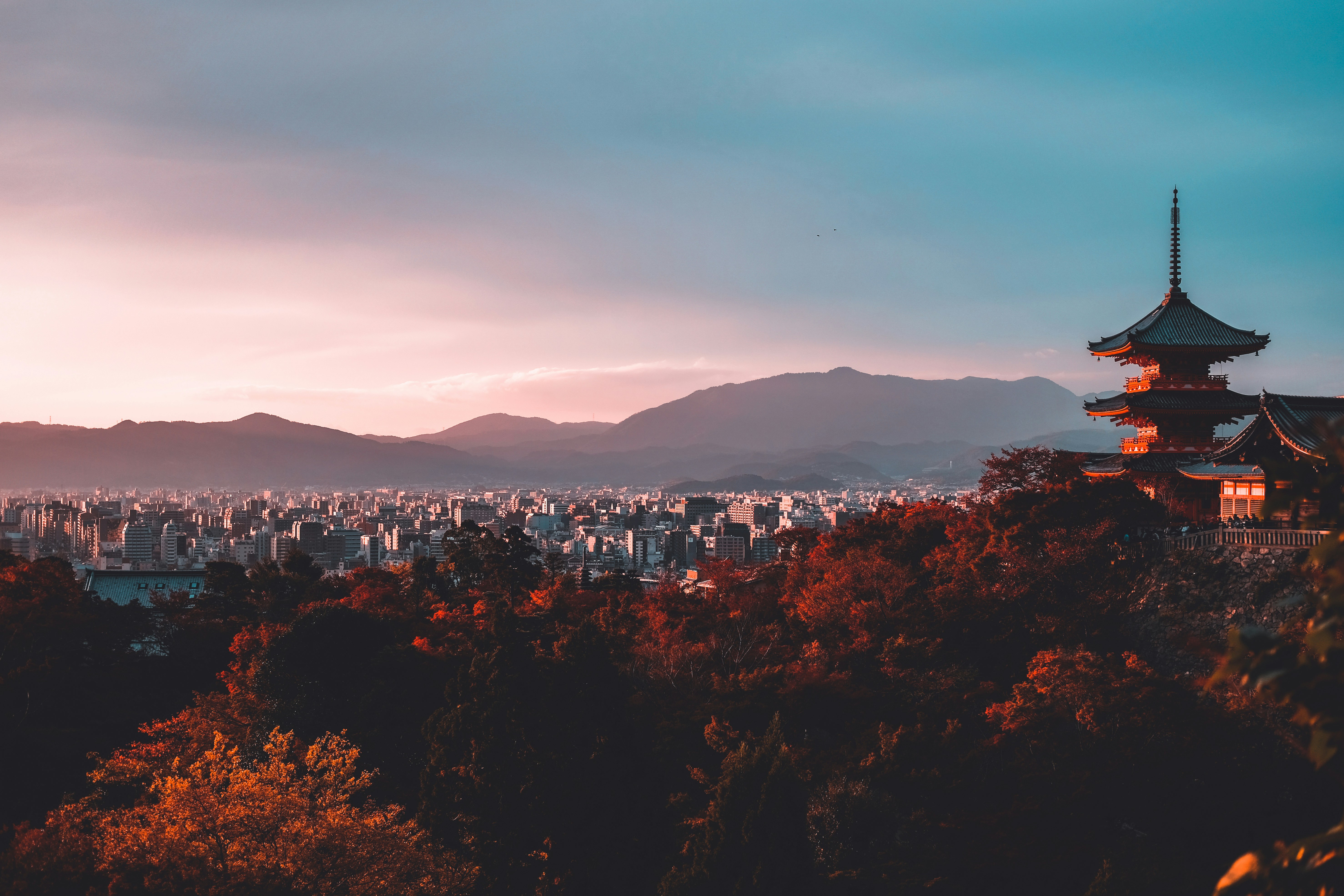 Templo Kiyomizu-dera en Kioto, Japón, uno de los templos más célebres y visitados del país.